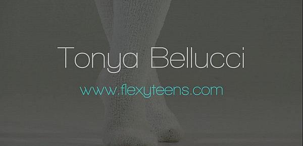  Flexible Tonya shows her gorgeous body